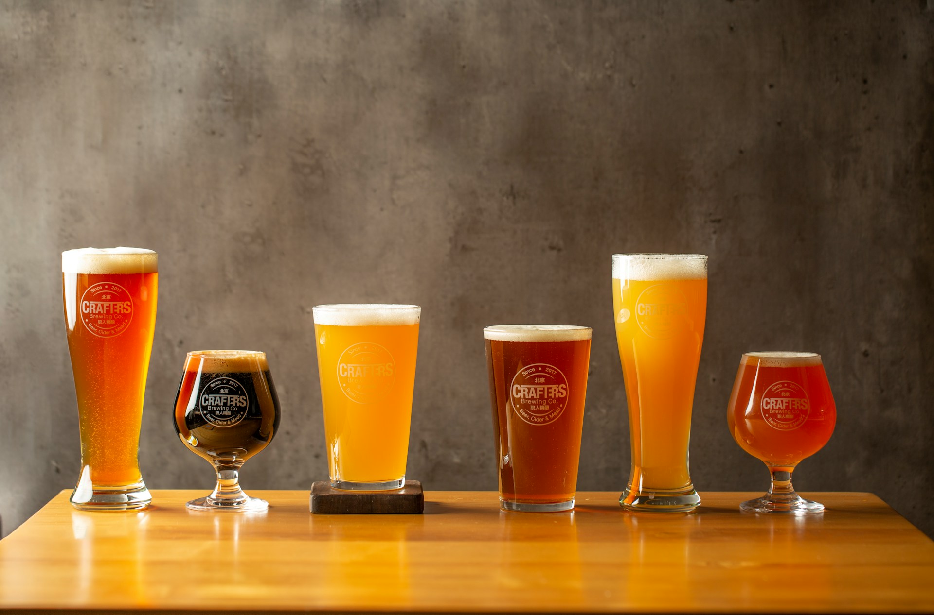 different kinds of beer in a row to illustrate pub myths about the taste of different beer